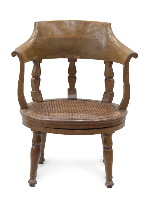 "Fauteuil de bureau" de madera de nogalFrancia, S. XIX.