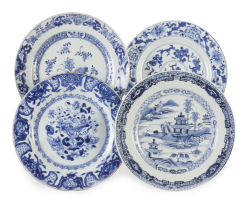 Juego de cuatro platos de porcelana esmaltada en azul y bla