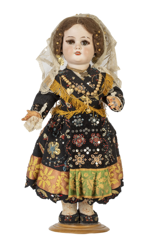 Muñeca con cabeza de biscuit, con traje regional charro. 