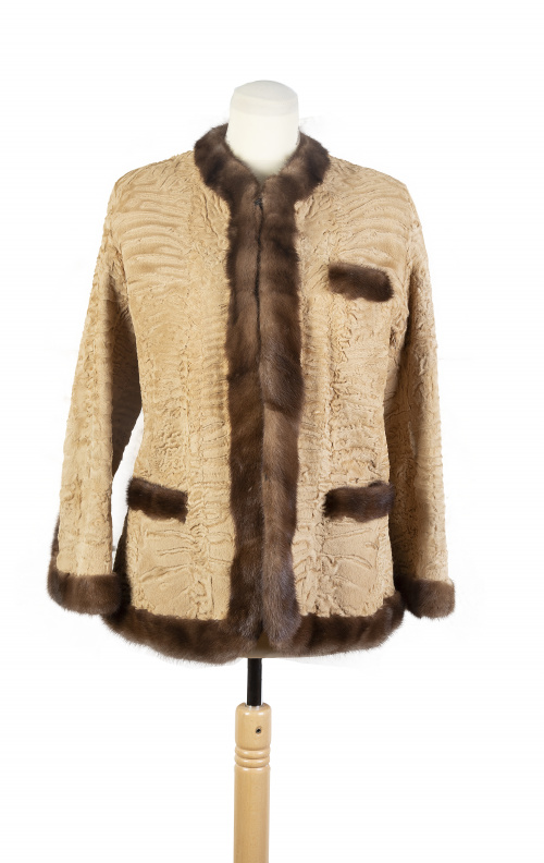 Chaqueta NELSY CHELALA de piel de swakara color camel con r