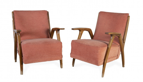 Pareja de butacas "mid-century" de madera con tapicería ros