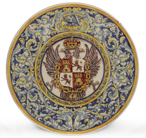 Plato historicista de cerámica esmaltada de estilo renacent