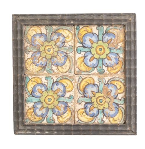 Panel de cuatro azulejos de cerámica esmaltada con flores, 