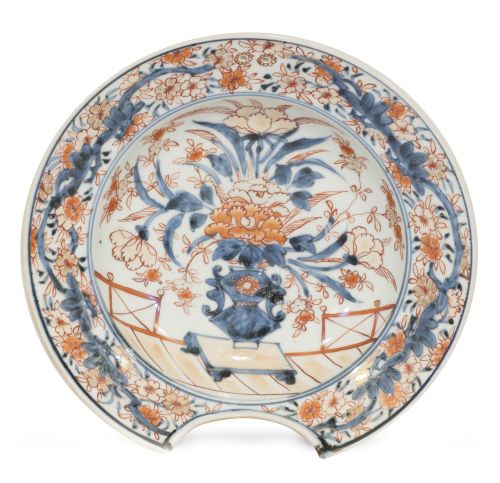 Bacía de estilo imari de porcelana esmaltada.China, S. XV