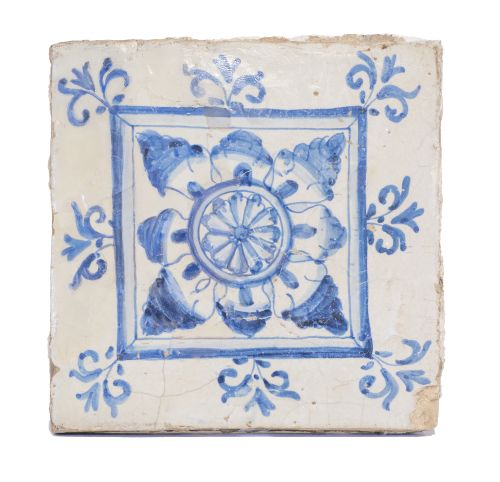 Azulejo Carlos IV de cerámica esmaltada en azul y blanco, c