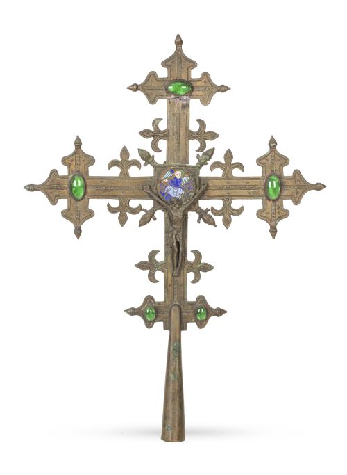 Cruz de altar de metal, esmalte cloisonné y cristal.Traba