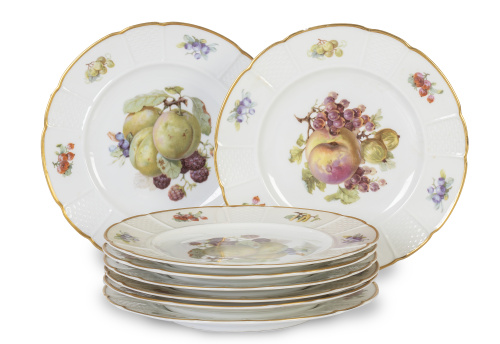 Juego de ocho platos de porcelana esmaltada decorados con f