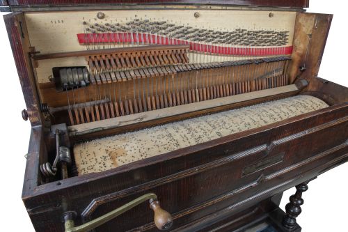 Organillo madera de pino teñido.Luis Casali*, Barcelona, 