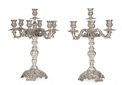 Pareja de candelabros de plata de siete brazos de luz. Con 