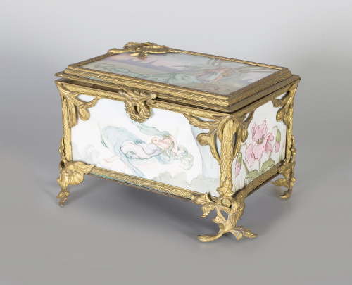 Caja art-nouveau de porcelana esmaltada con metal dorado.T