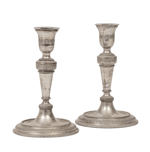 Pareja de candeleros Carlos IV de plata en su color, decora