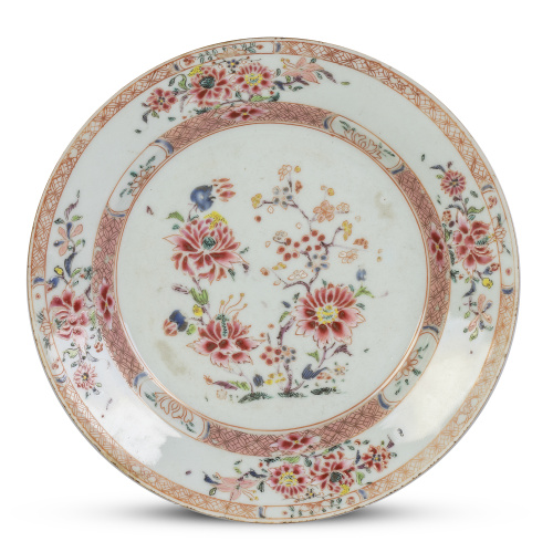 Plato de porcelana esmaltada de Compañía de Indias con deco