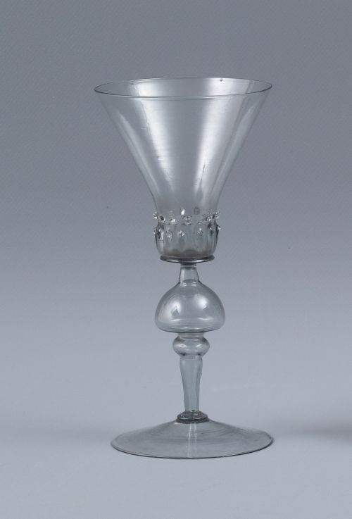 Copa de vidrio transparente.Venecia, h. 1890.