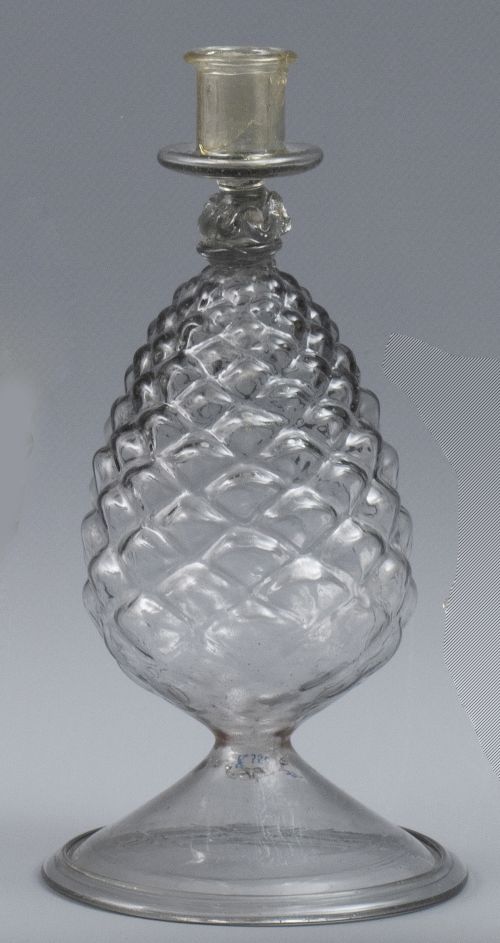 Candelero de vidrio transparente con cuerpo en forma de piñ