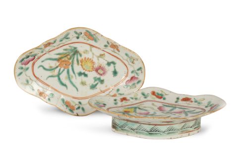 Pareja de bandejitas de porcelana esmaltda con flores y fru