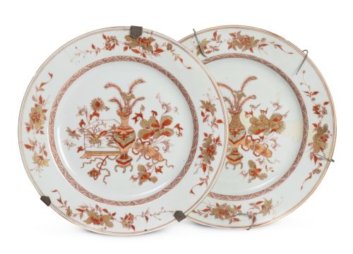 Pareja de platos de porcelana esmaltada de estilo Imari.C