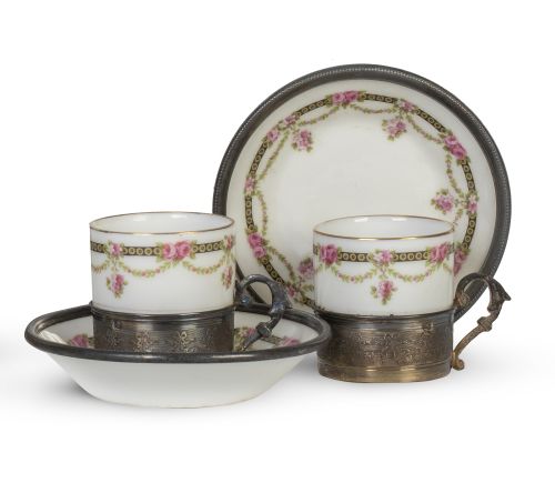 Pareja de tazas de porcelana esmaltada de estilo Luis XVI m