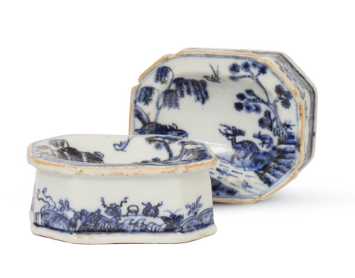 Pareja de saleros de porcelana esmaltada en azul y blanco d