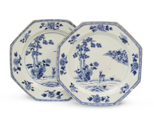 Pareja de platos ochavados de porcelana esmaltada en azul y