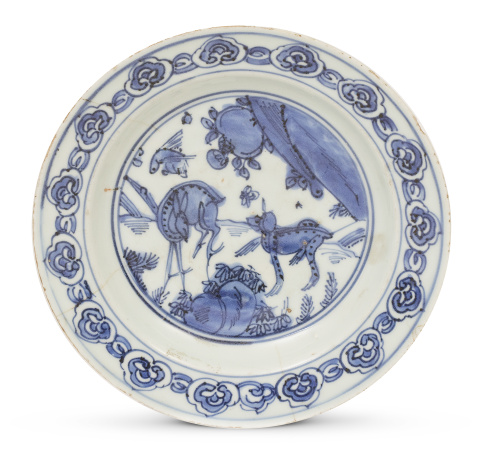 Plato de porcelana esmaltado en azul y blanco. Con marca en