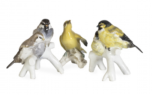 Lote de tres figuras de porcelana esmaltada con pájaros.U