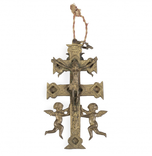 Cruz de Caravaca de bronce dorado. S. XVIII.