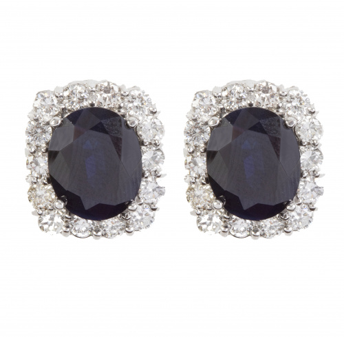 Pendientes con zafiro de talla oval de 4 ct cada uno orlado