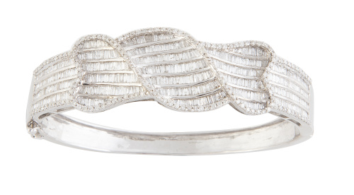 Brazalete rígido de diamantes talla baguete en frente con d