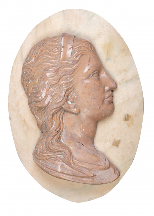 Perfil clásico femenino.Bajo relieve de barro vidriado, a