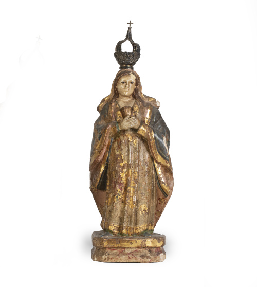 Virgen de madera tallada, policromada y dorada, con corona 