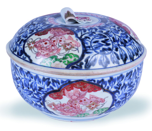 Sopera en porcelana china esmaltada tipo Imari, "Compañía d