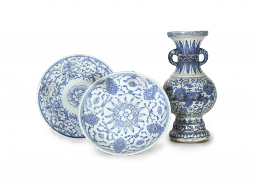 Conjunto de dos platos y un jarrón en porcelana azul y blan