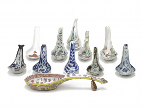 Conjunto de 11 cucharas en porcelana.China, distintas époc