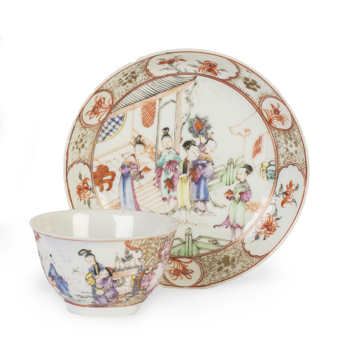 Taza con plato de porcelana esmaltada, decorado con escenas