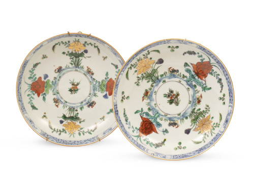 Pareja de platos acuencados de porcelana con esmalte wucai.