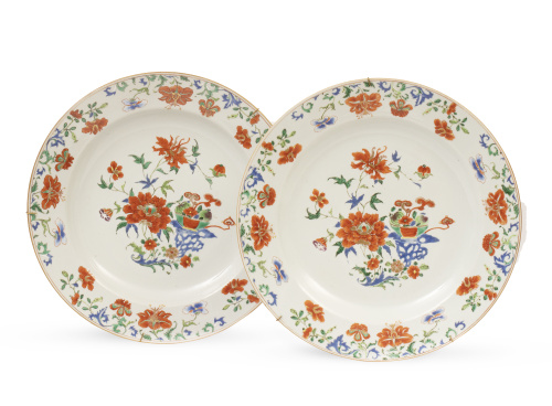 Pareja de platos de Compañía de Indias de porcelana con esm