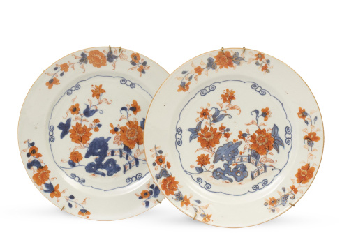 Pareja de platos de porcelana esmaltada de estilo Imari.C