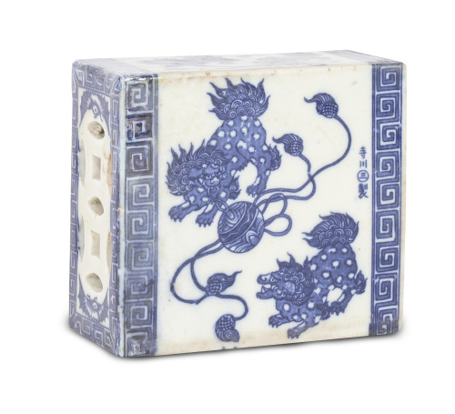 Almohada de porcelana esmaltada en azul y banco con quimera