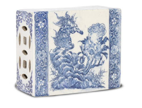 Almohada de porcelana esmaltada en azul y blanco con quimer