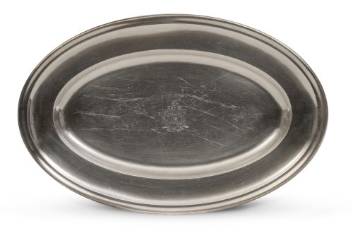 Bandeja oval de metal plateado con iniciales "CMA" grabadas