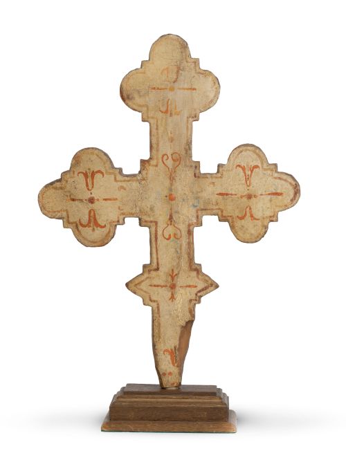 Cruz de altar de madera tallada con decoración policromada 