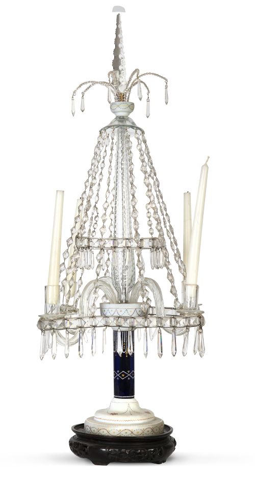 Candelabro de alabastro y cristal azul con guirnaldas en fo