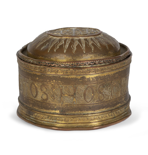 Píxide gótico en cobre dorado con escudo obispal en la tapa