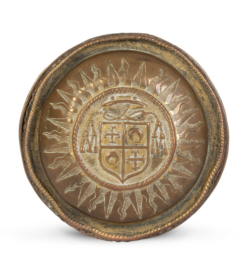 Píxide gótico en cobre dorado con escudo obispal en la tapa