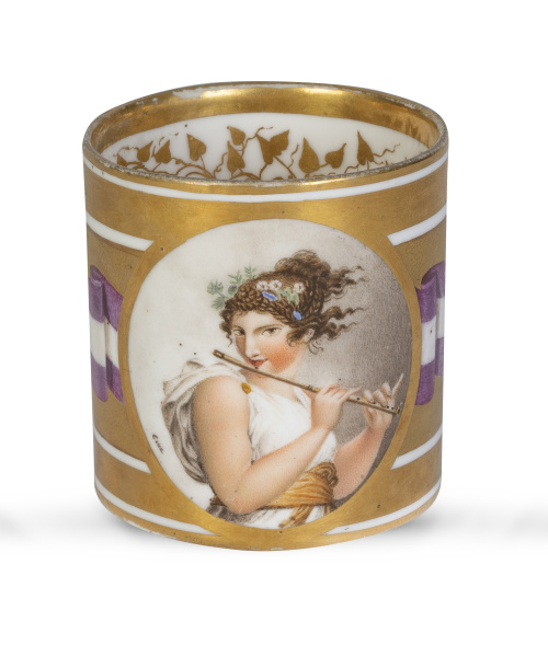 Taza Carlos IV de forma cilíndrica de pasta dura, con decor