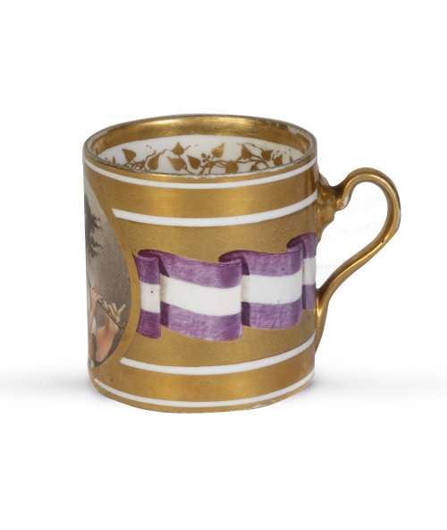 Taza Carlos IV de forma cilíndrica de pasta dura, con decor