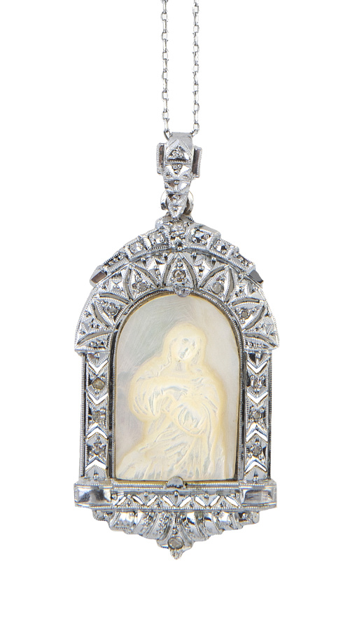Medalla Art-Decó de diamantes con Virgen tallada en nácar