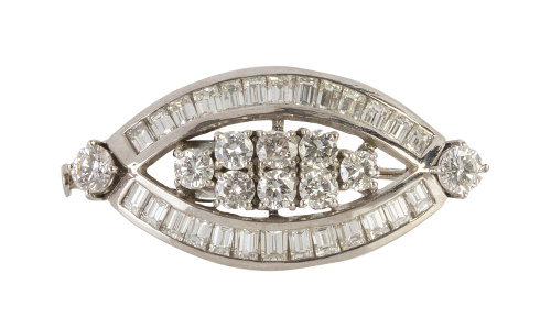 Broche con diseño ojival de diamantes talla baguette, con c