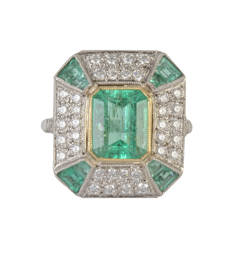 Sortija estilo Art-Decó con emeralda central de  2 ct aprox