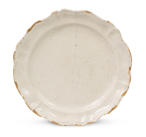 Plato de cerámica esmaltada en blanco tipo alcoreño.Talav